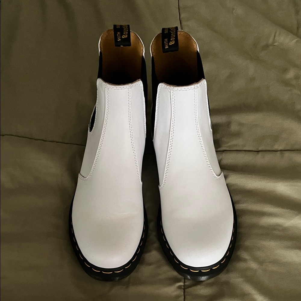 White Chelsea Slip-On woman’s Boots